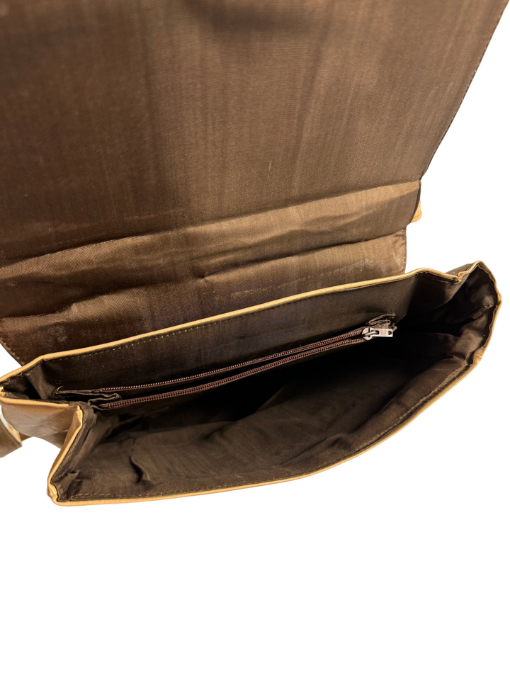 1960s Beige Flap Closure Shoulder Bag - Think Vintage