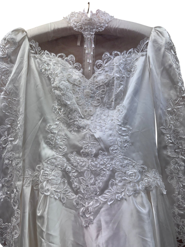 1980s White Lace Wedding Dress