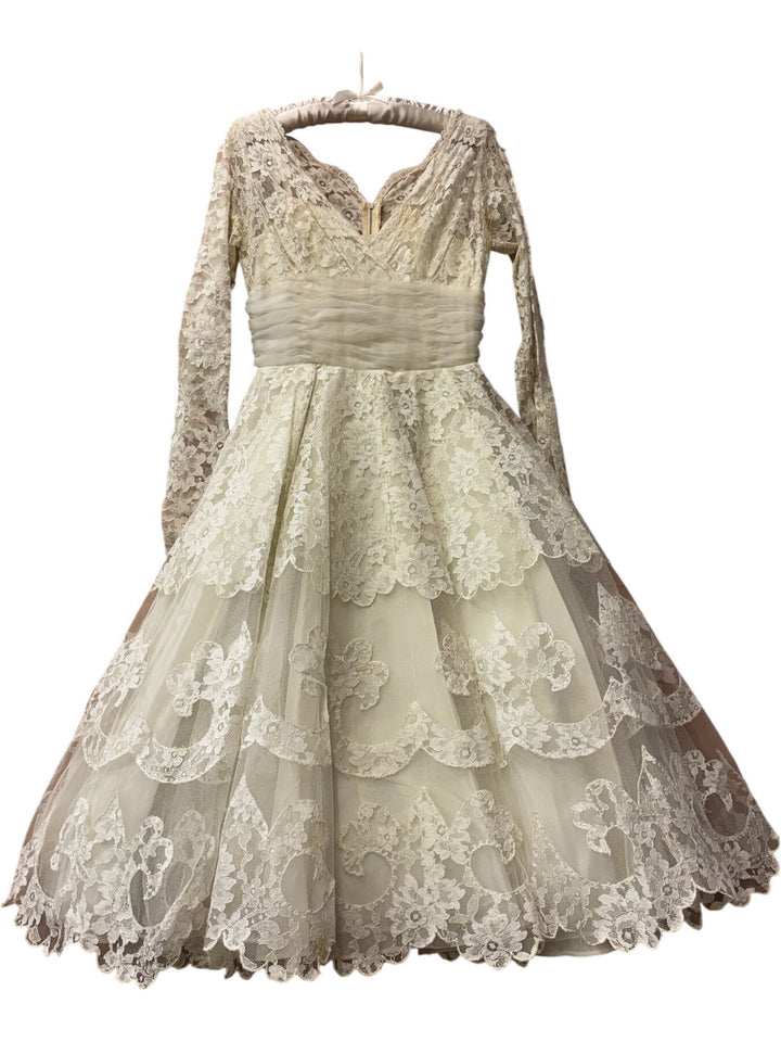 Elegant Vintage Lace Wedding Dress