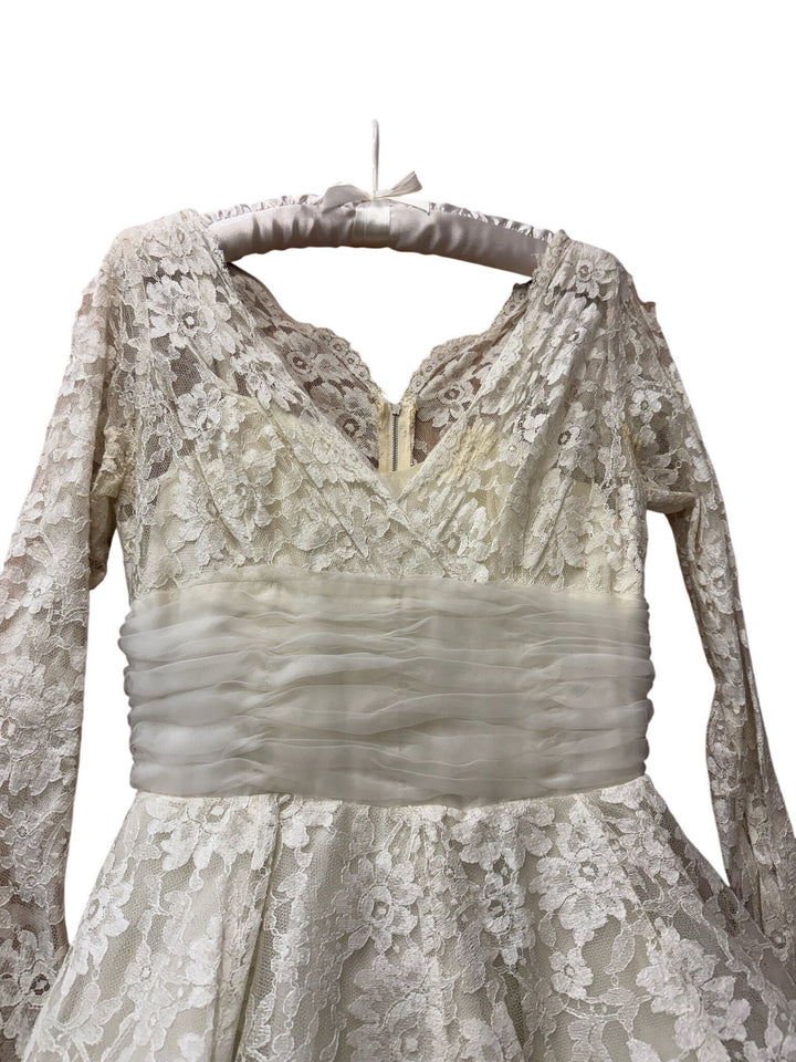 Elegant Vintage Lace Wedding Dress