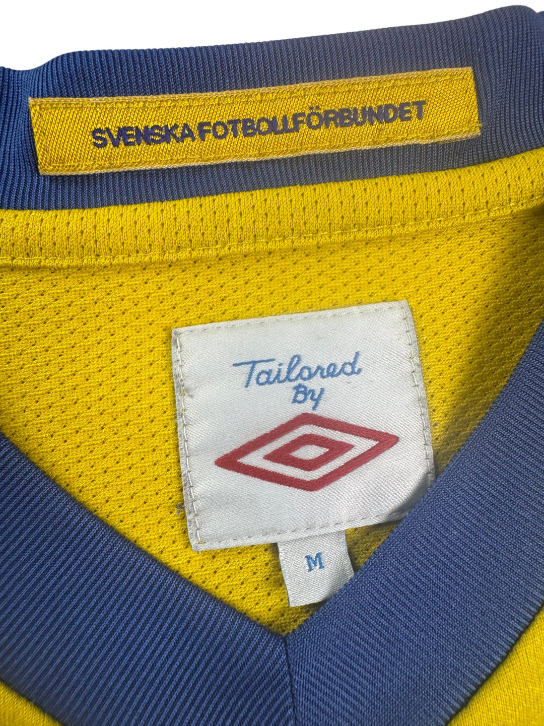 2010/11 Sweden Football Shirt - M