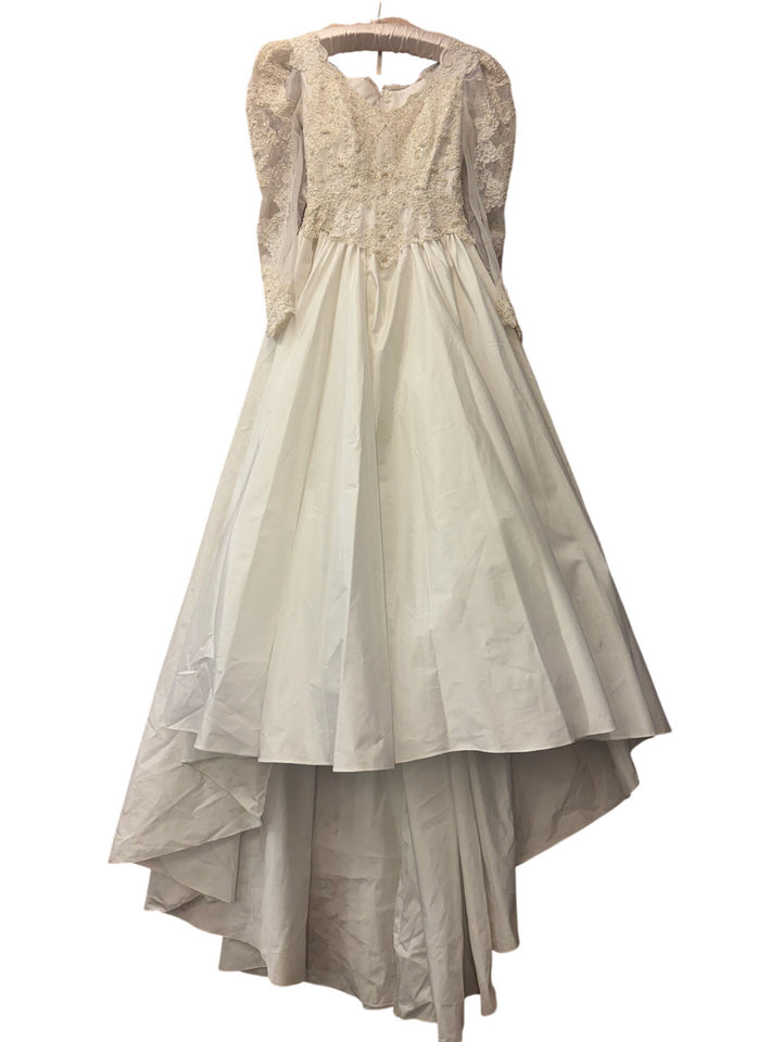 Vintage Bridal Wedding Dress with Lace Detail