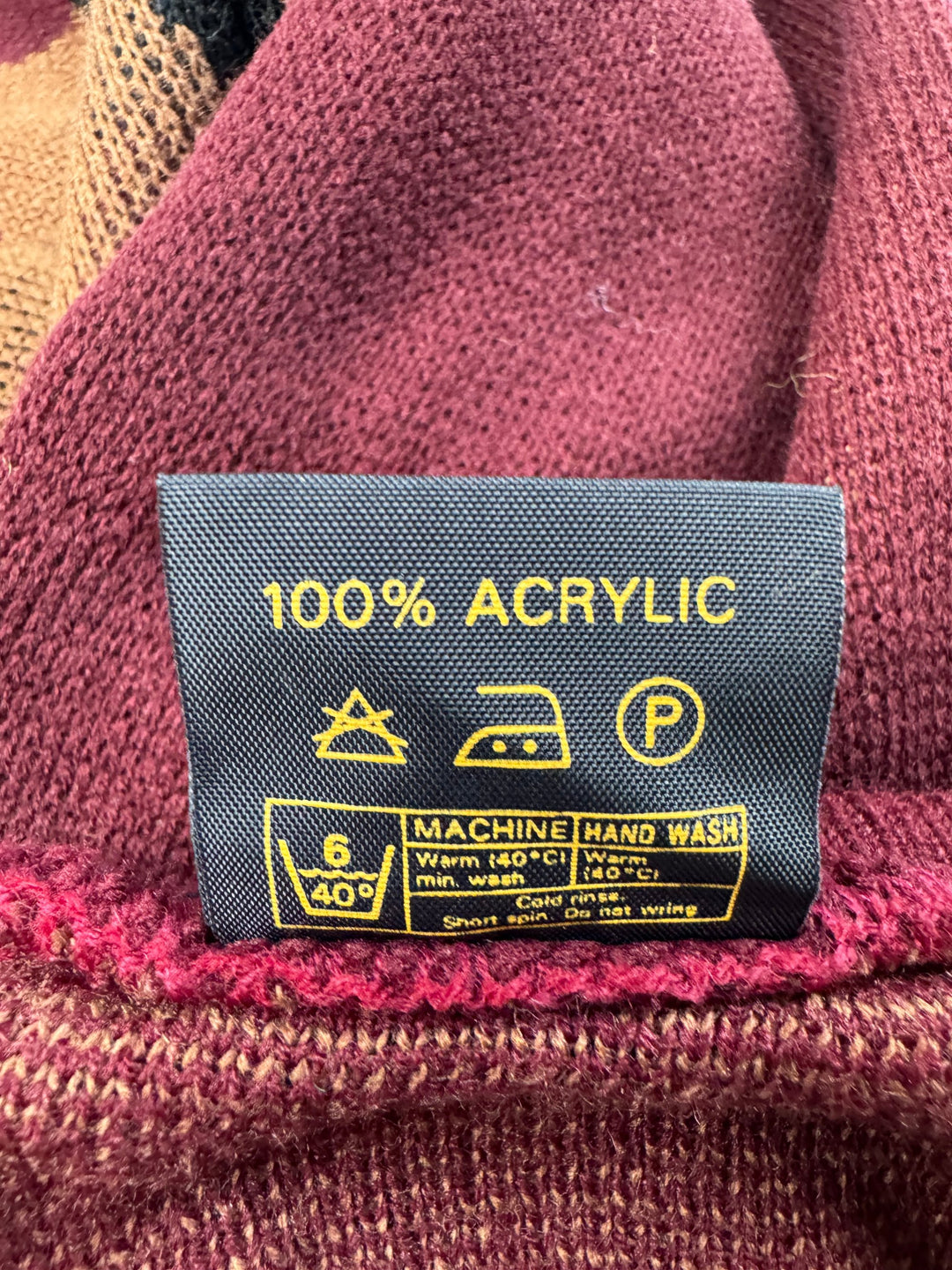 Daniel Argyle Pattern V-Neck Sweater - S - Think Vintage ltd