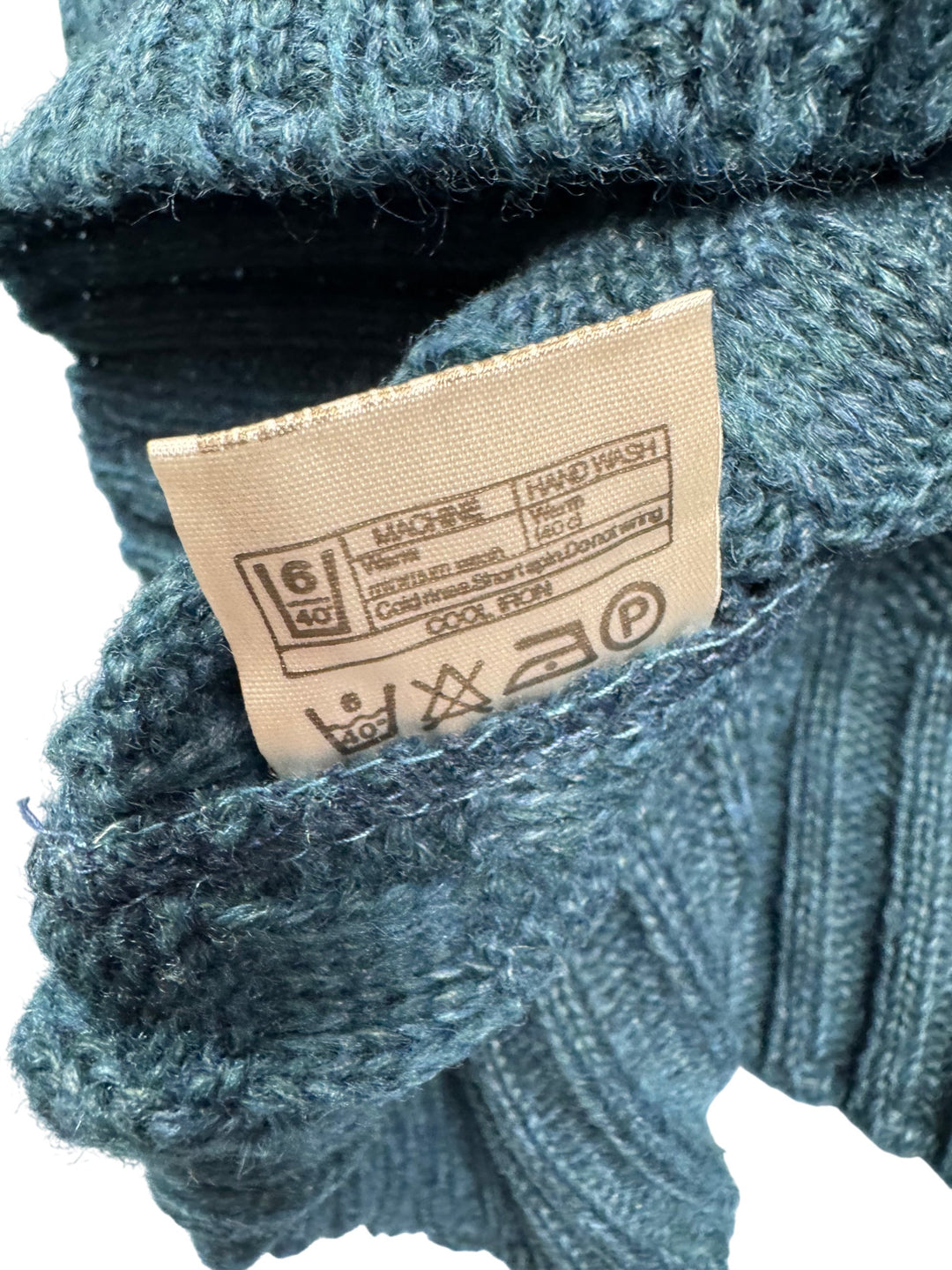 Daniel Made In England V-Neck Sweater - S - Think Vintage Online Ltd