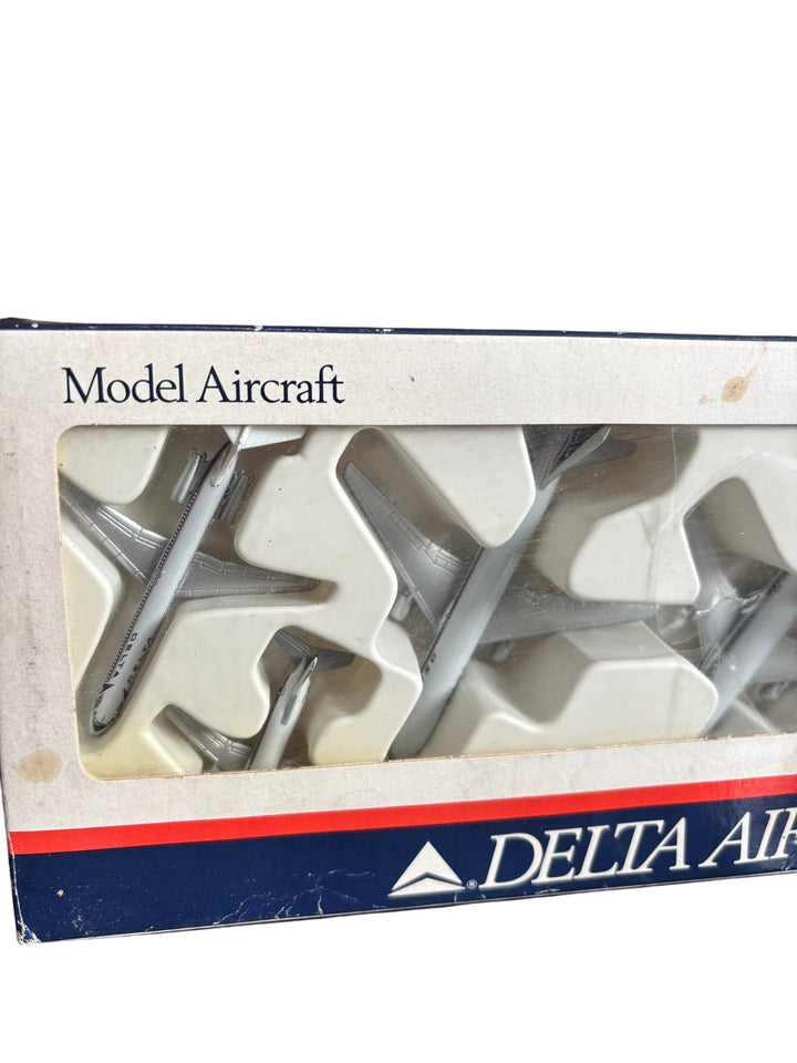 Delta Air Lines Model Aircraft Set - Think Vintage ltd