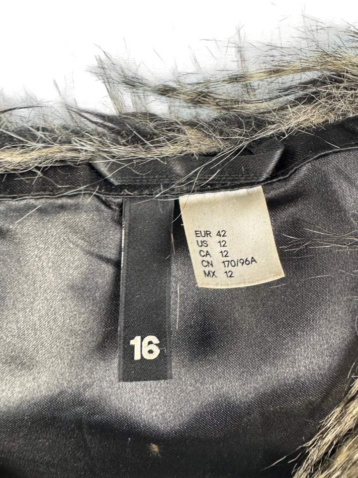 Faux Fur Vest with Textured Pattern - M - Think Vintage ltd