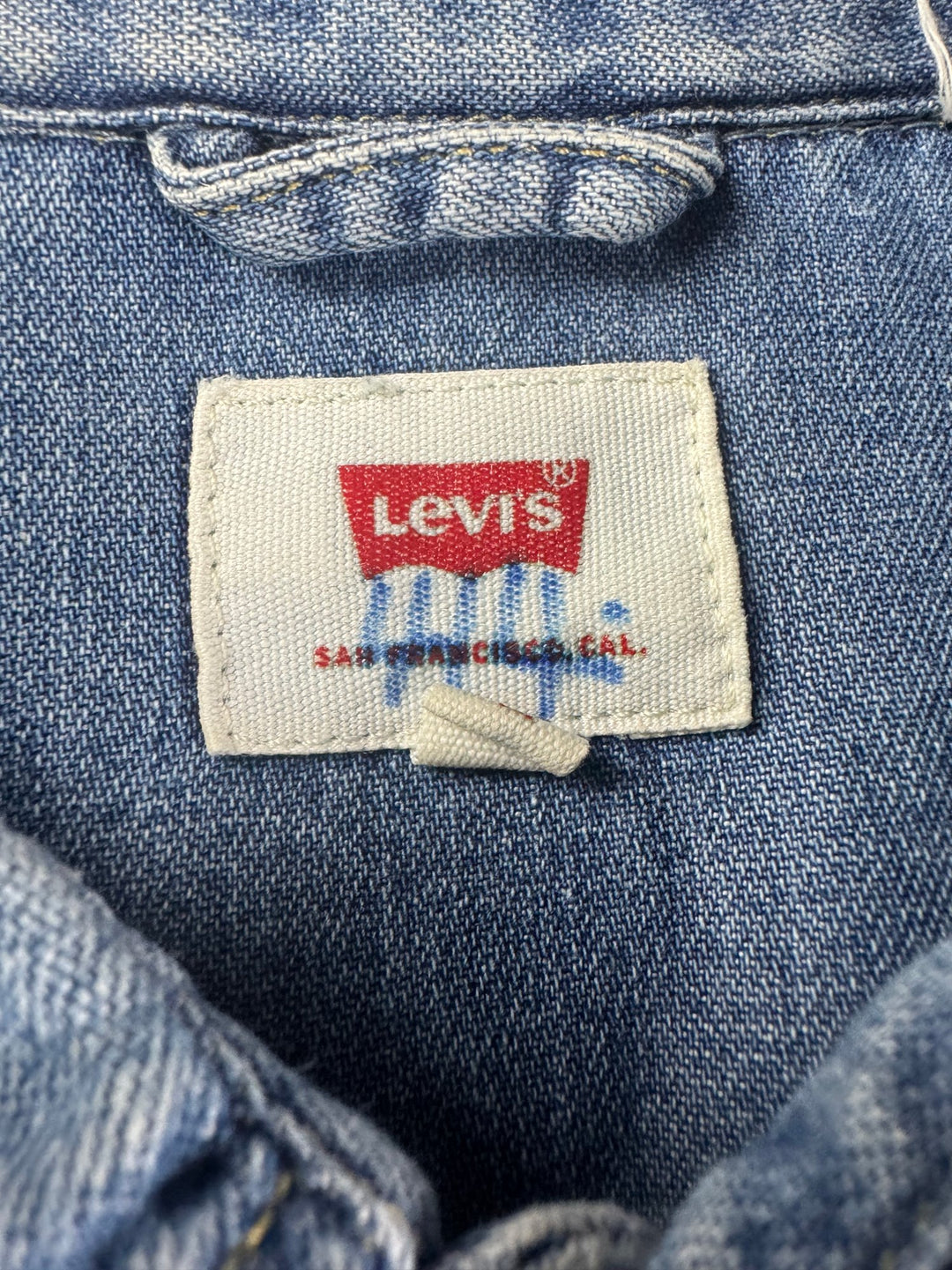 Levi's Denim Button-Up Shirt - M - Think Vintage ltd