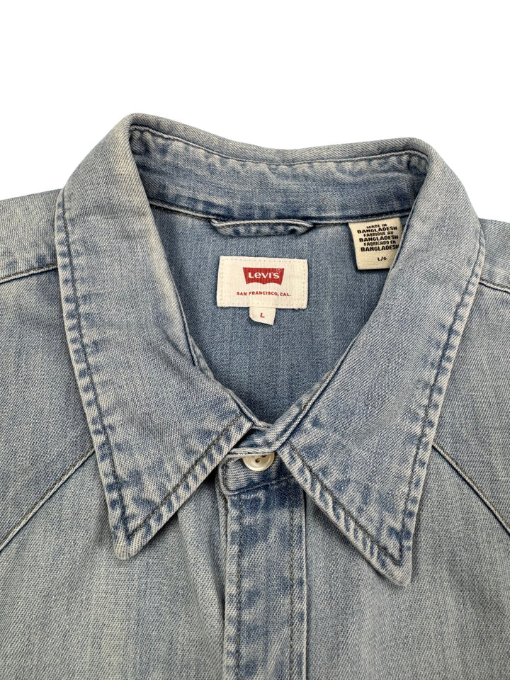 Levi's Light Wash Denim Shirt -L - Think Vintage