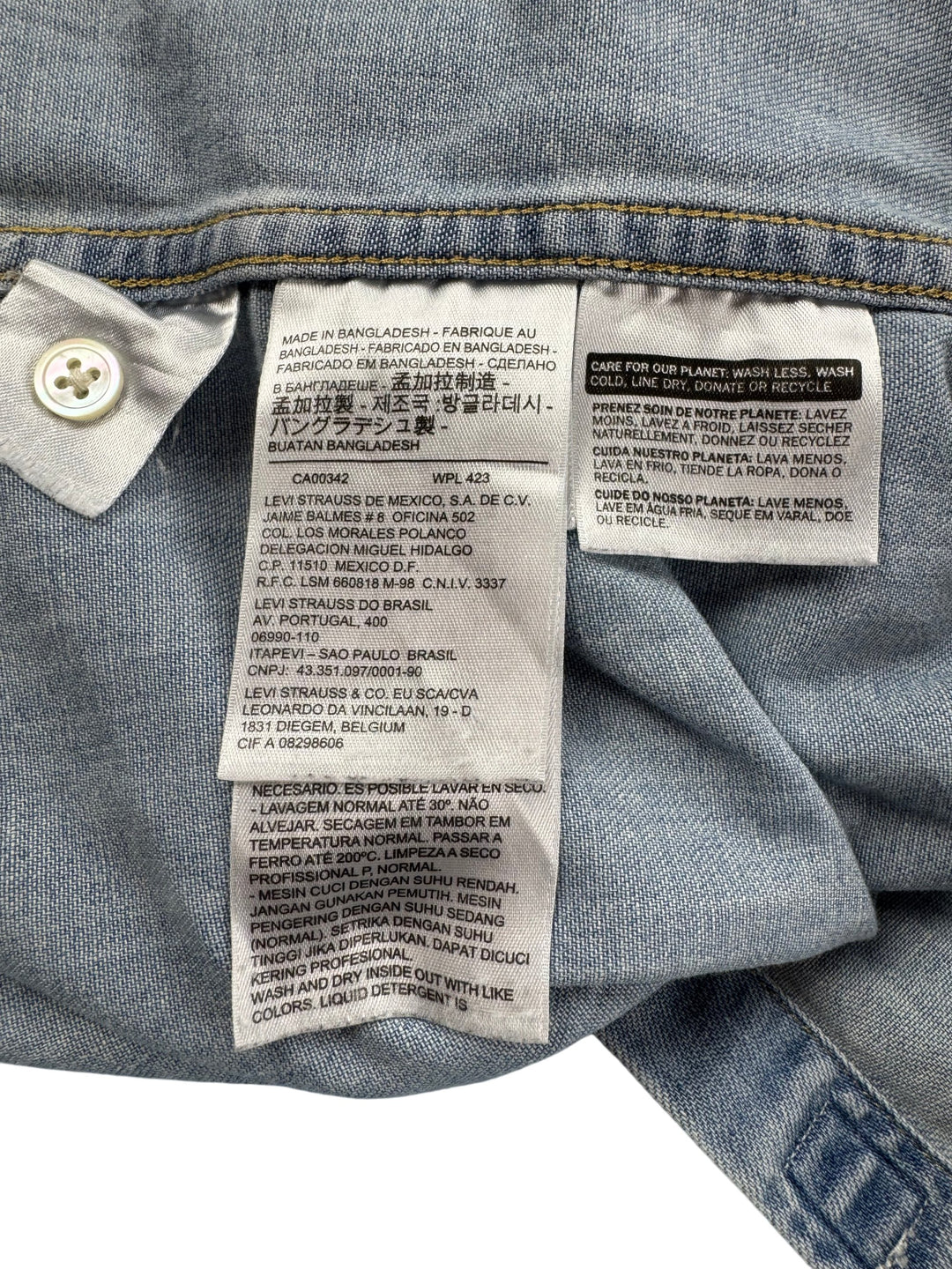 Levi's Light Wash Denim Shirt -L - Think Vintage