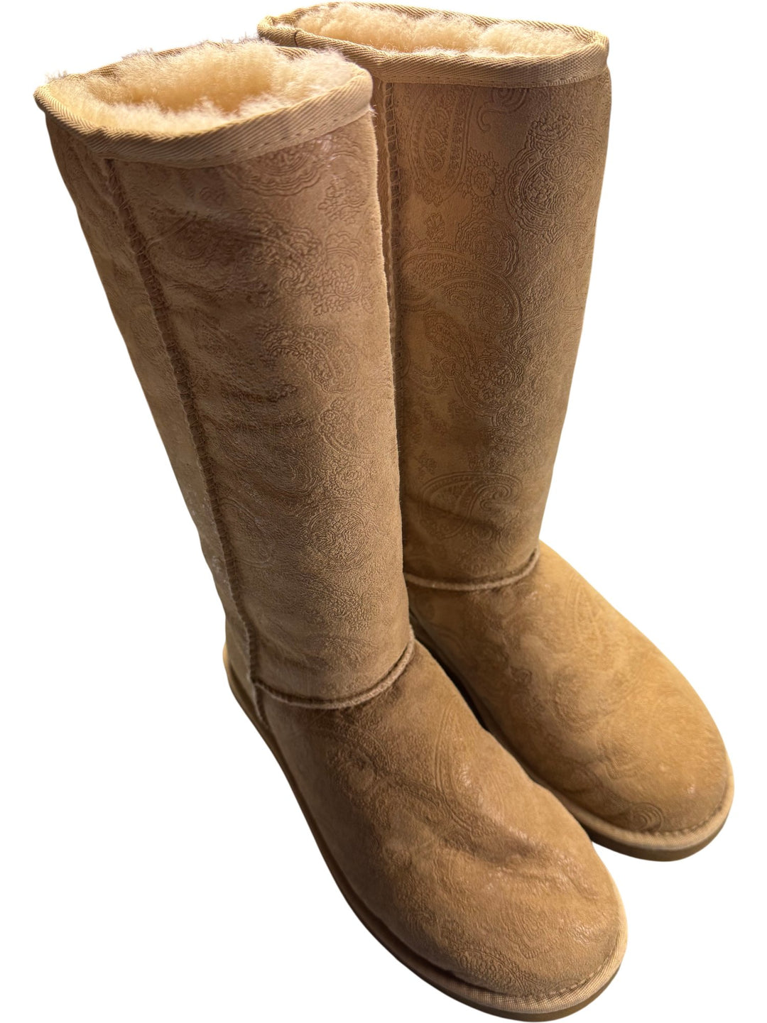 UGG Beige Embossed Sheepskin Boots - Size 7.5 - Think Vintage ltd