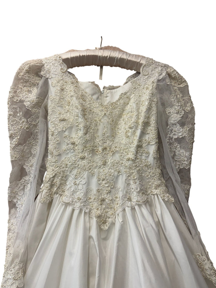 Vintage Bridal Wedding Dress with Lace Detail